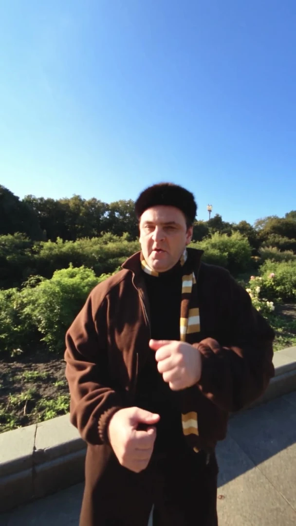 Замени людей на видео на людей с референсных изображений, в таком же порядке, как я их прикрепила. Лица держи до самого конца видео, включая дальний план. Эмоци…